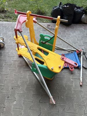 детские качели, корпуса сломаны, бесплатно если кому то нужно