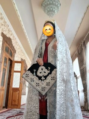 zar xalat tur dastrumoli qalpoqchasi bilan