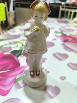 Фарфоровая статуэтка.