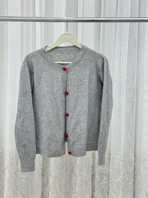 Трендовый серый кардиган с сердечками