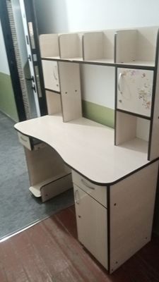Продается кровать в очень хорошем состоянии и стол письменный.