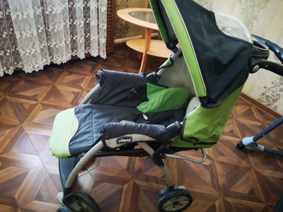 Продается коляска chicco.