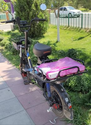 Veloskuter sotiladi. Drongo.