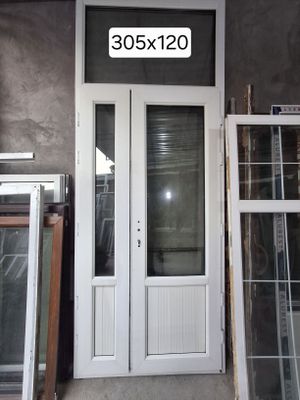 Продаётся пластиковая дверь