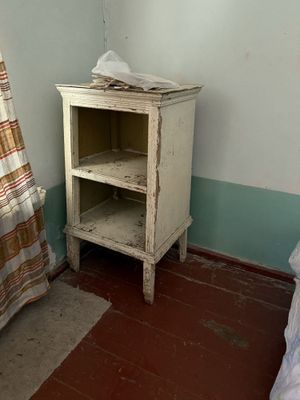 Старинная полка для хранения предметов