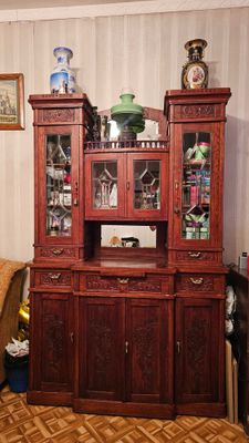 Продам старинный буфет начала 20в. в хорошем состоянии. Самовывоз.