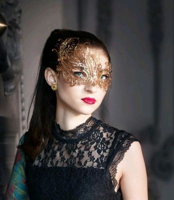 Металлическая золотая маска
