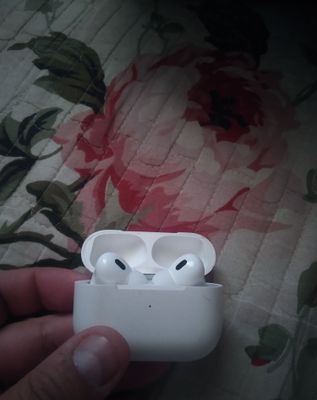 Продаю быстро и дёшево оригинальные AirPods pro.