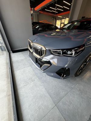 BMW i5 35 L srochniy sotiladi