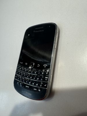 Продаю срочно телефон blackBerry