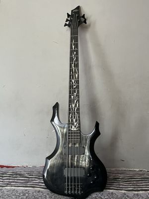 Bass gitara sotiladi