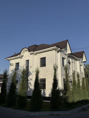 Yangi qurilgan uy sotiladi 3.7 sotix 7 ta xona