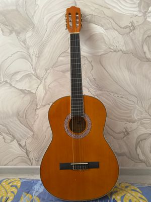 Klassik gitara sotiladi