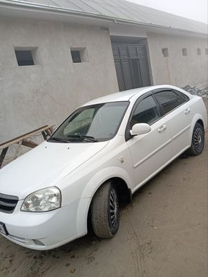 Lacetti 1.8 sotiladi