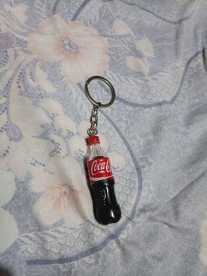 Брелок Coca Cola есть 2 штуки