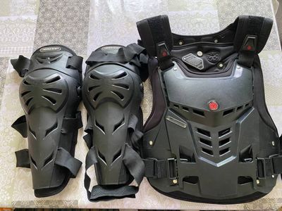 Мотоэкипировка нагрудник и наколенники