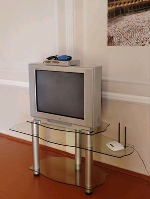 Sony televizor+podstavka. Televizor eski model.