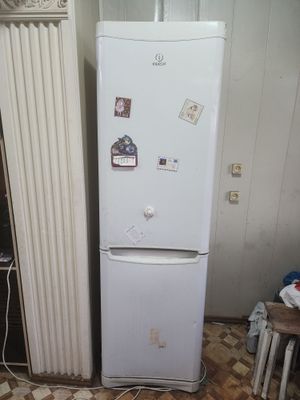 Продам холодильник Indesit