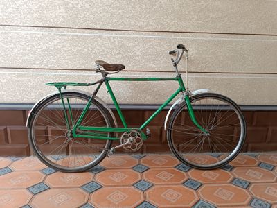 Retro velosiped 1990-yilgi – mustahkam va ishlaydigan holatda.
