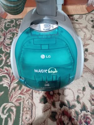 Продаётся пылесос LG прошу 100000т сум. Есть маленькая паломка.