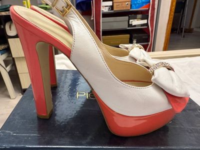 Кожаные босоножки на каблуке 50$