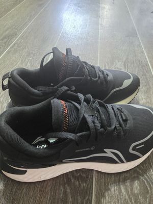 Продам фирменные кроссовки Lining 43 р