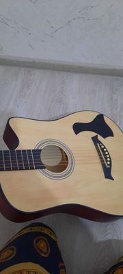 Agustik Gitara sotiladi