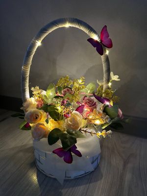 Корзина с цветами и бабочками .