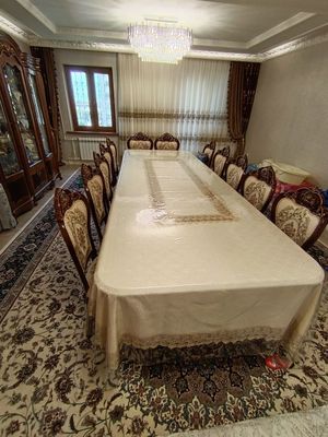 Стол и стулья на 12 персон