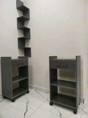 Тумбочка помощница на роликах для салона красоты