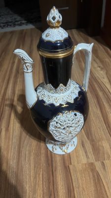 Большой антикварный чайник