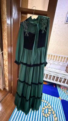 Вечернее платье с ремешком