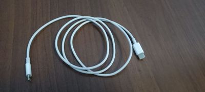 USB-C dan Lightning kabeliga