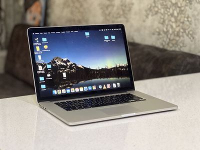 Macbook pro retina 15 , i7, 16 gb, 256 nvme ssd