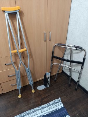 Костыли, ходунки и лангет для голеностопа