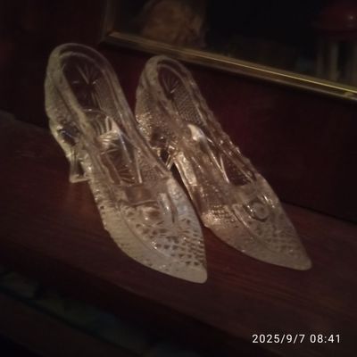Продаю хрустальные туфельки.
