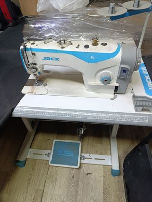 Продам швейная машина Jack F4