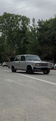 Vaz 2107 sotiladi.