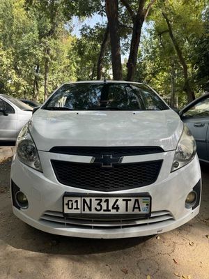 Продам Chevrolet Spark 2014 первая позиция — экономичный автомобиль
