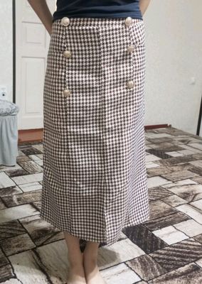 продается очень красивая юбка почти новая размер м