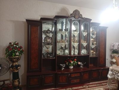 Зал учун шкаф. Срочно сотилади