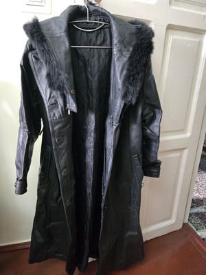 Черный кожаный плащ женский