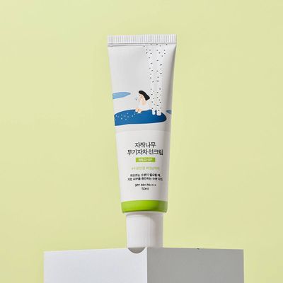 Увлажняющий солнцезащитный крем Round Lab Birch Juice Moisturizing Mild-Up Sun Cream SPF50+ PA++++