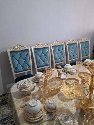 Ustol ustul idishlar sotladi