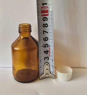 Флаконы из стекломассы с винтовой горловиной.