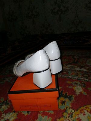 Zamonaviy baland poshnali ayollar tuflisi