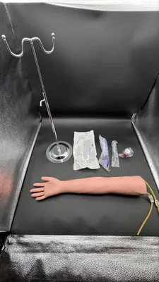 Trenajor anotomik qul venaga inyekciya organish uchun.Тренажор инъекци