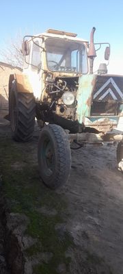 Traktor plugi bor