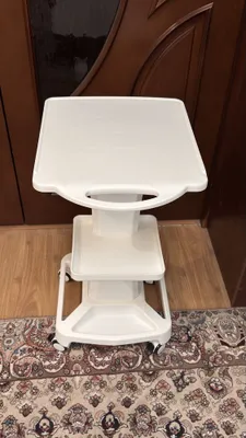 Kosmetologik yordamchi tumba gildiraklik.Тележка медицинская косметоло