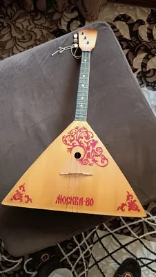 Балалайка в хорошем состоянии.